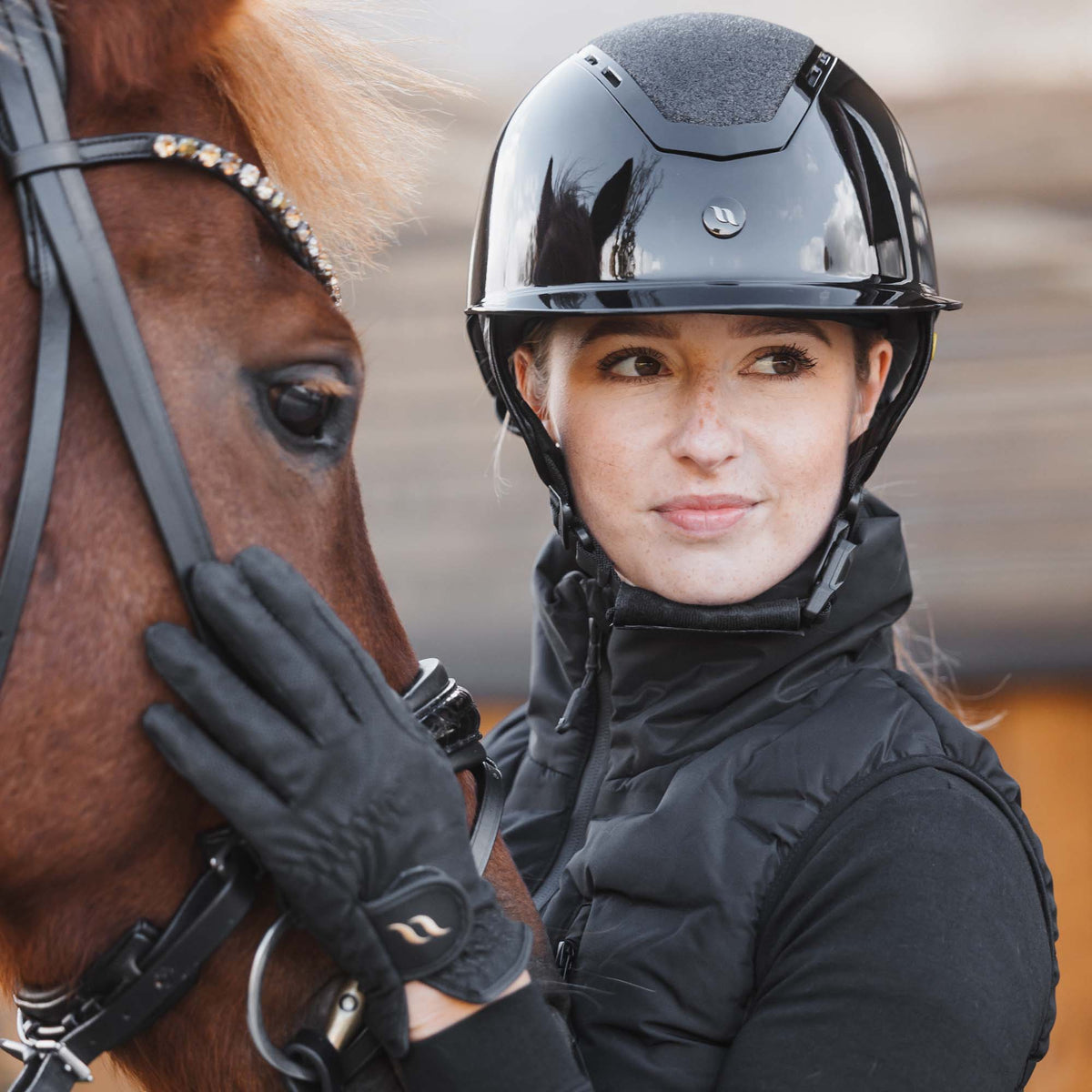 Caracas Riding Helmet Glossy Black