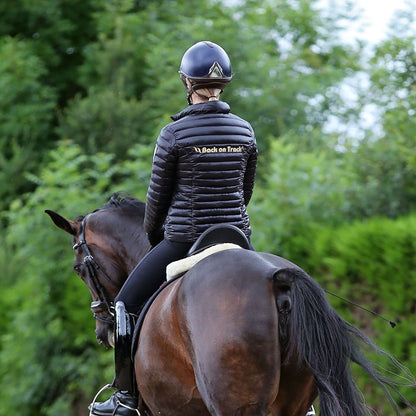 Jacka dam Grace med BoT logga - Back on Track Sverige (5300168032411)